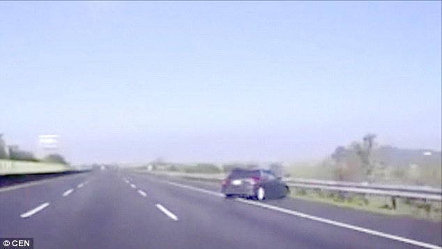راننده خودرو به دلیل سرعت بالا به بیرون پرتاب شد+ ویدئو و تصاویر