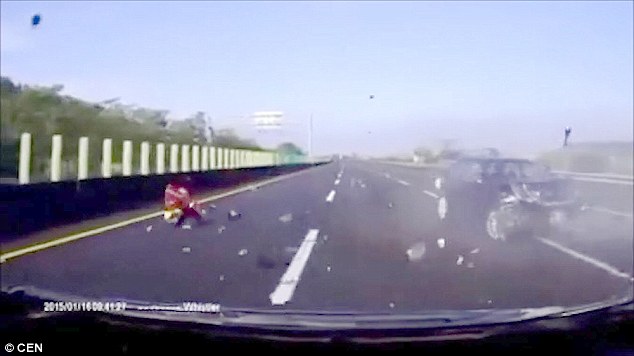 راننده خودرو به دلیل سرعت بالا به بیرون پرتاب شد+ ویدئو و تصاویر