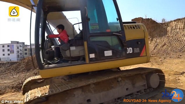 پسر 4 ساله راننده بیل مکانیکی شد (فیلم و تصاویر)