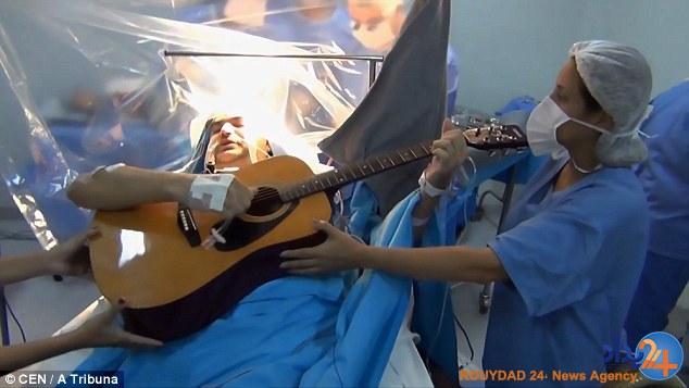 بیماری که حین جراحی تومور مغزی گیتار می‌زند (فیلم و تصاویر)