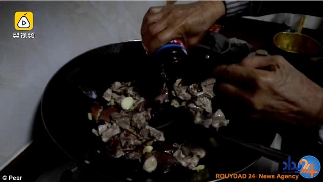 گرفتن، پختن و خوردن موش‌ها توسط مرد چینی (فیلم و تصاویر)