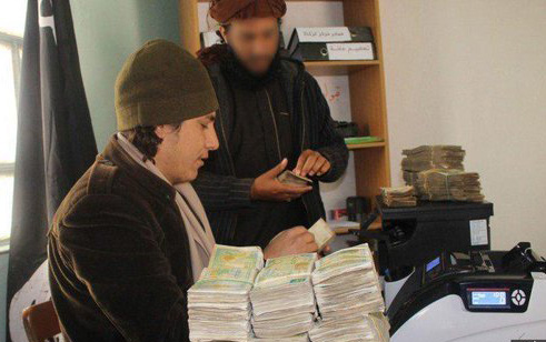 توزیع یارانه نقدی توسط داعش (تصاویر)