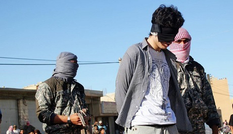 داعش مرد جوان متهم به جاسوسی را به صلیب کشید(تصاویر 16+)
