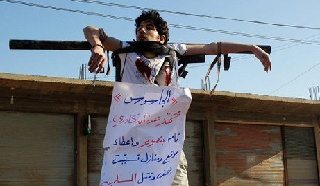 داعش مرد جوان متهم به جاسوسی را به صلیب کشید(تصاویر 16+)