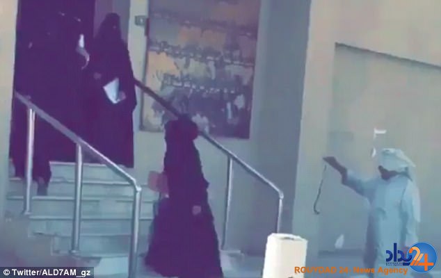 روش وحشتناک نگهبان مدرسه‌ای در عربستان برای هدایت دختران به کلاس (فیلم و تصاویر)