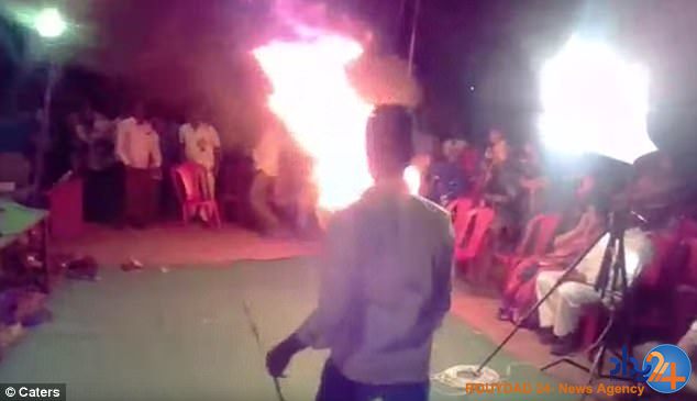 شوهر هندی به دلیل خوانندگی زنش خود را به آتش کشید (تصاویر 18+)