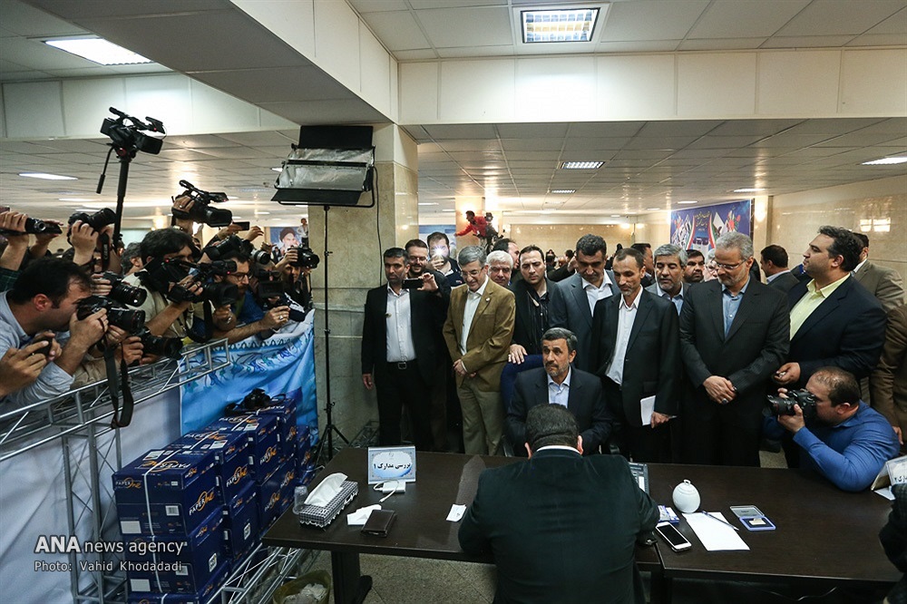 ثبت نام احمدی نژاد در انتخابات (تصاویر)