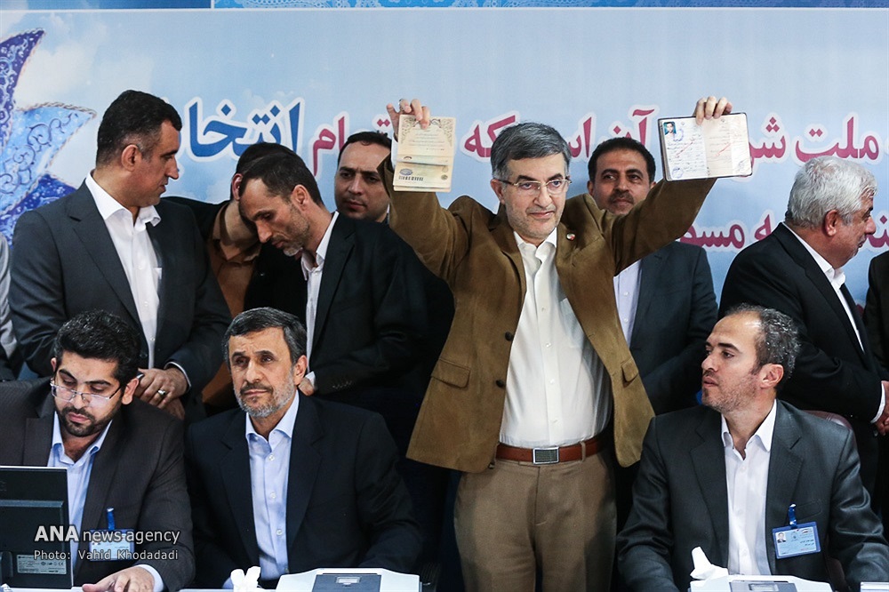 ثبت نام احمدی نژاد در انتخابات (تصاویر)