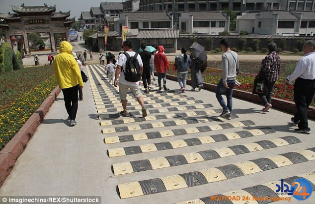 نصب سرعت‌گیر برای کاهش سرعت عابران در جاذبه گردشگری چین (تصاویر)
