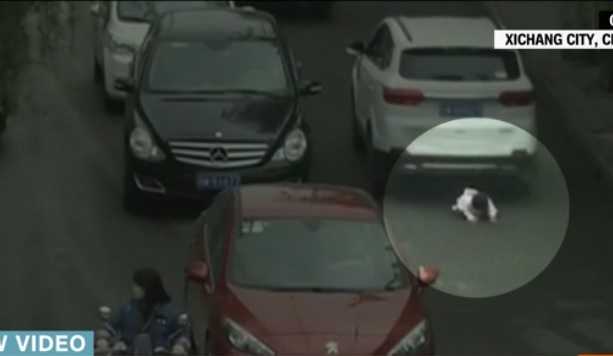 کودک چینی که دو خودرو از رویش رد شدند زنده و سالم بیرون آمد (فیلم)