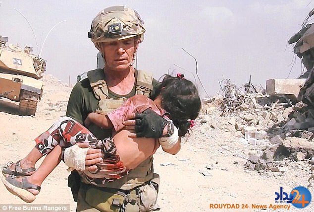 نجات دختربچه عراقی از میان اجساد توسط نیروی ویژه آمریکایی (فیلم و تصاویر)