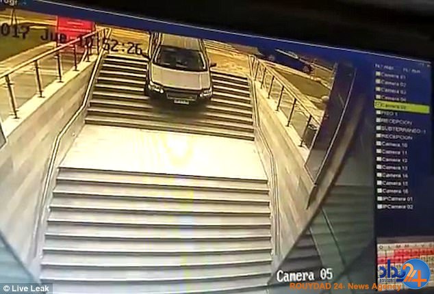 راننده زنی که بجای پارکینگ از  پله‌های یک ساختمان سرازیر شد (فیلم و تصاویر)