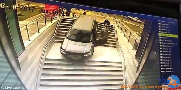 راننده زنی که بجای پارکینگ از  پله‌های یک ساختمان سرازیر شد (فیلم و تصاویر)