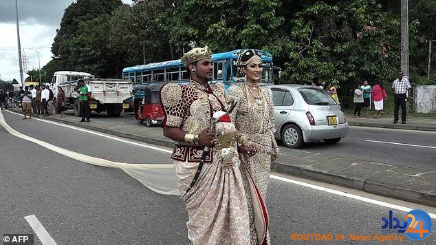 250 دختربچه دنباله دو مایلی عروس سریلانکایی را حمل کردند (فیلم و تصاویر)