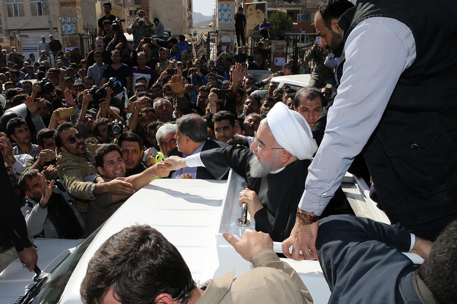 روحانی در حالی به کرمانشاه رفت که هیچ رئیس‌جمهوری در مناطقی که پس‌لرزه‌ دارد نمی‎رود