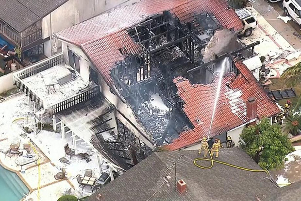 سقوط یک فروند هواپیما بر روی منزلی مسکونی در کالیفرنیا