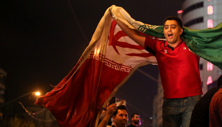 چرا تنها فوتبال میتواند مردم ایران را خوشحال کند؟/ چرا تنها فوتبال میتواند مردم ایران را خوشحال کند؟/