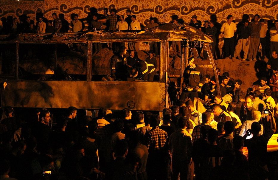 جزئیات درگیری مردم با نیروی انتظامی در حاشیه‌ تصادف اتوبوس سنندج/ یک سمند آتش زده شد