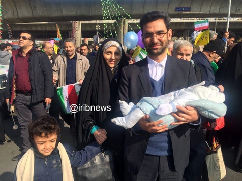 عکس آذری جهرمی و همسر و فرزندانش در راهپیمایی روز 22 بهمن