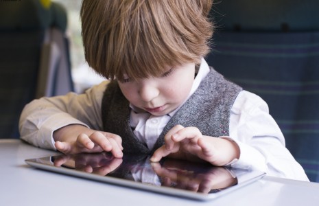 بازی با تبلت و موبایل خطر نزدیک‌بینی را افزایش می‌دهد