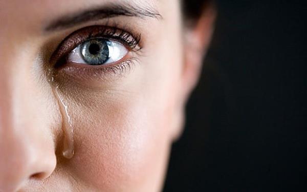 چرا زنان بیشتر از مردان گریه می‌کنند؟