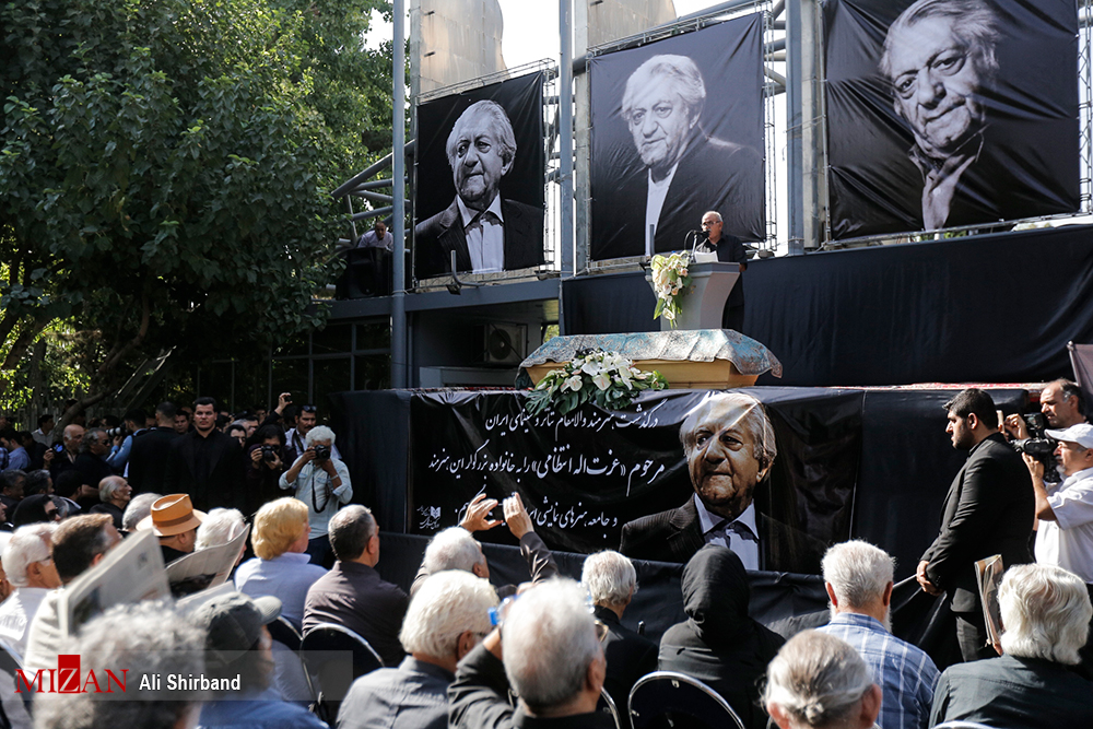 مراسم تشییع پیکر عزت الله انتظامی در تالار وحدت