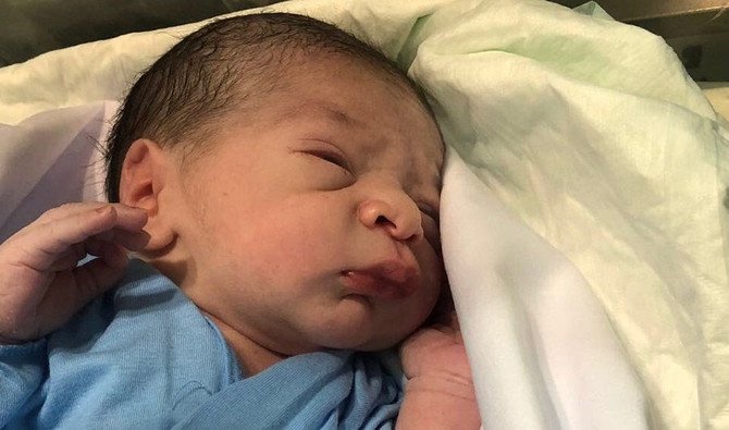 تولد یک نوزاد در عرفات+ عکس