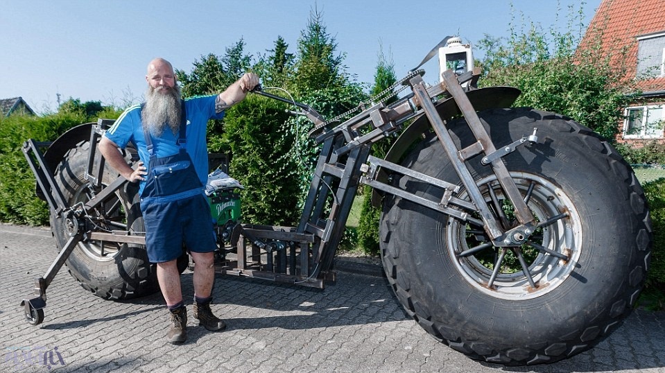 مرد 49 ساله آلمانی با دوچرخه یک تنی رکاب زد+ عکس