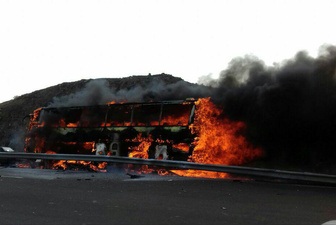 آتش سوزی اتوبوس حامل مسافر در آزاد راه نطنز -کاشان +فیلم