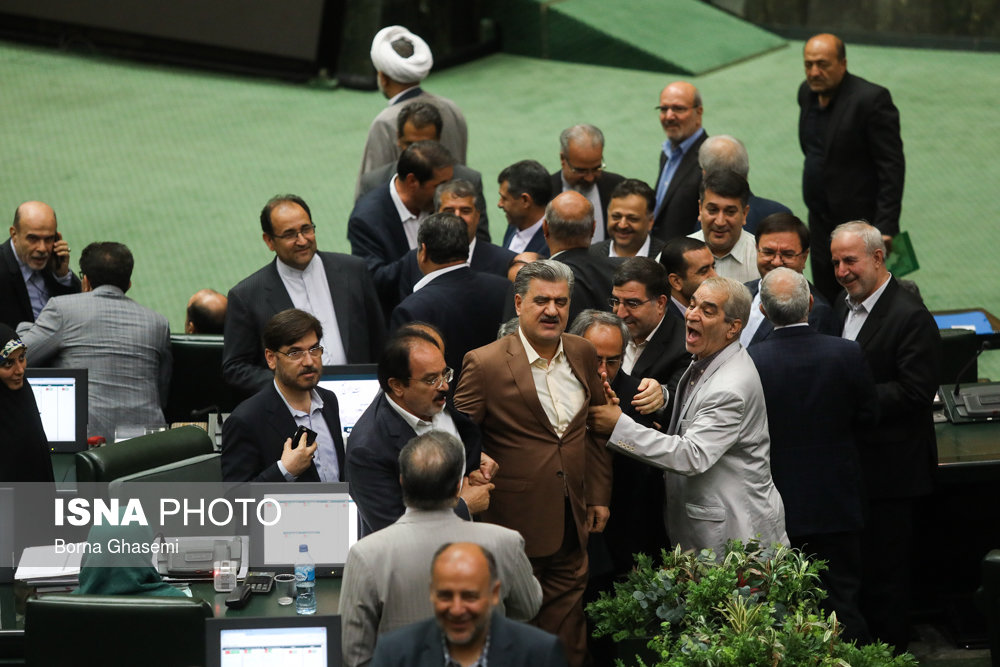 تصاویر درگیری نمایندگان لنگرود و شیروان در جلسه استیضاح وزیر اقتصاد