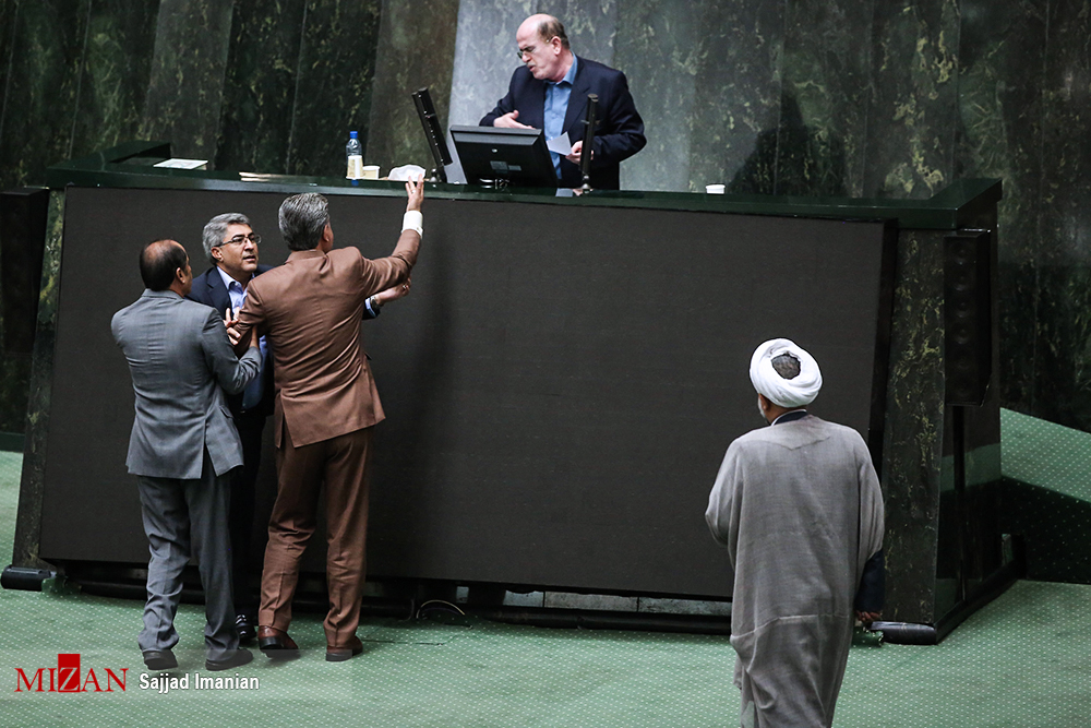 تصاویر درگیری نمایندگان لنگرود و شیروان در جلسه استیضاح وزیر اقتصاد