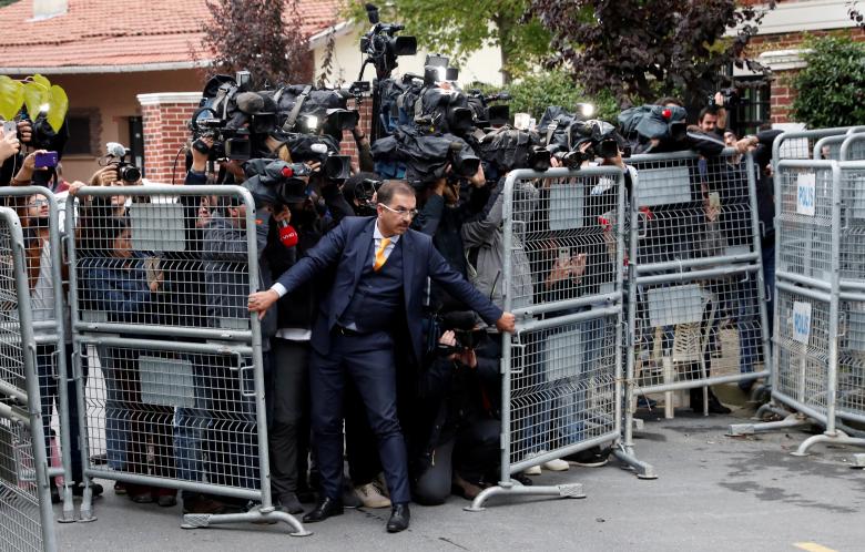 ازدحام خبرنگاران و عکاسان مقابل حفاظ امنیتی کنسولگری سعودی در استانبول +عکس