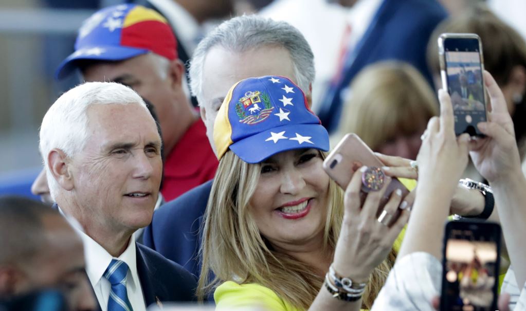 عکس سلفی یک زن ونزوئلایی با مایک پنس معاون رئیس جمهوری آمریکا