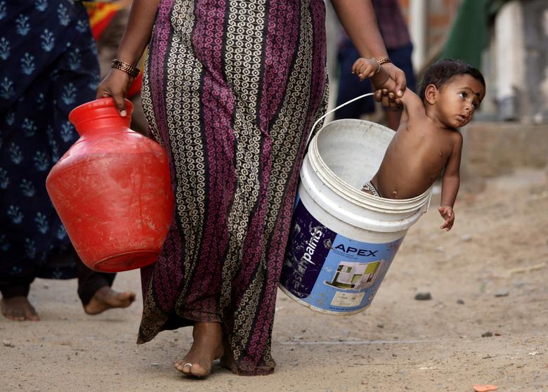 مادر هندی در صف دریافت آب از تانکر