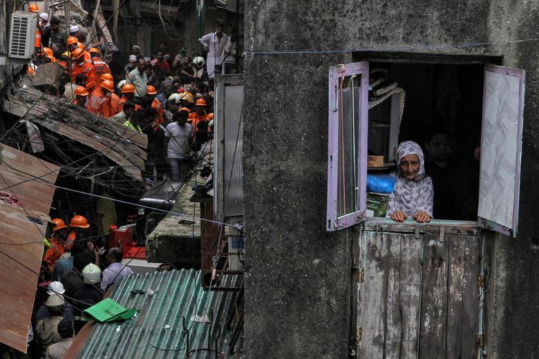 نجات زیر آوارماندگان از ساختمانی قدیمی و فروریخته در شهر بمبئی هند