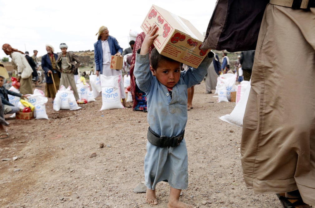توزیع بسته‌های غذایی از سوی یک خیریه بین‌المللی در میان مردم یمن