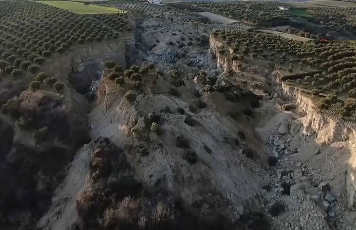ایجاد شدن یک دره بزرگ در هاتای در جریان زلزله ترکیه +فیلم
