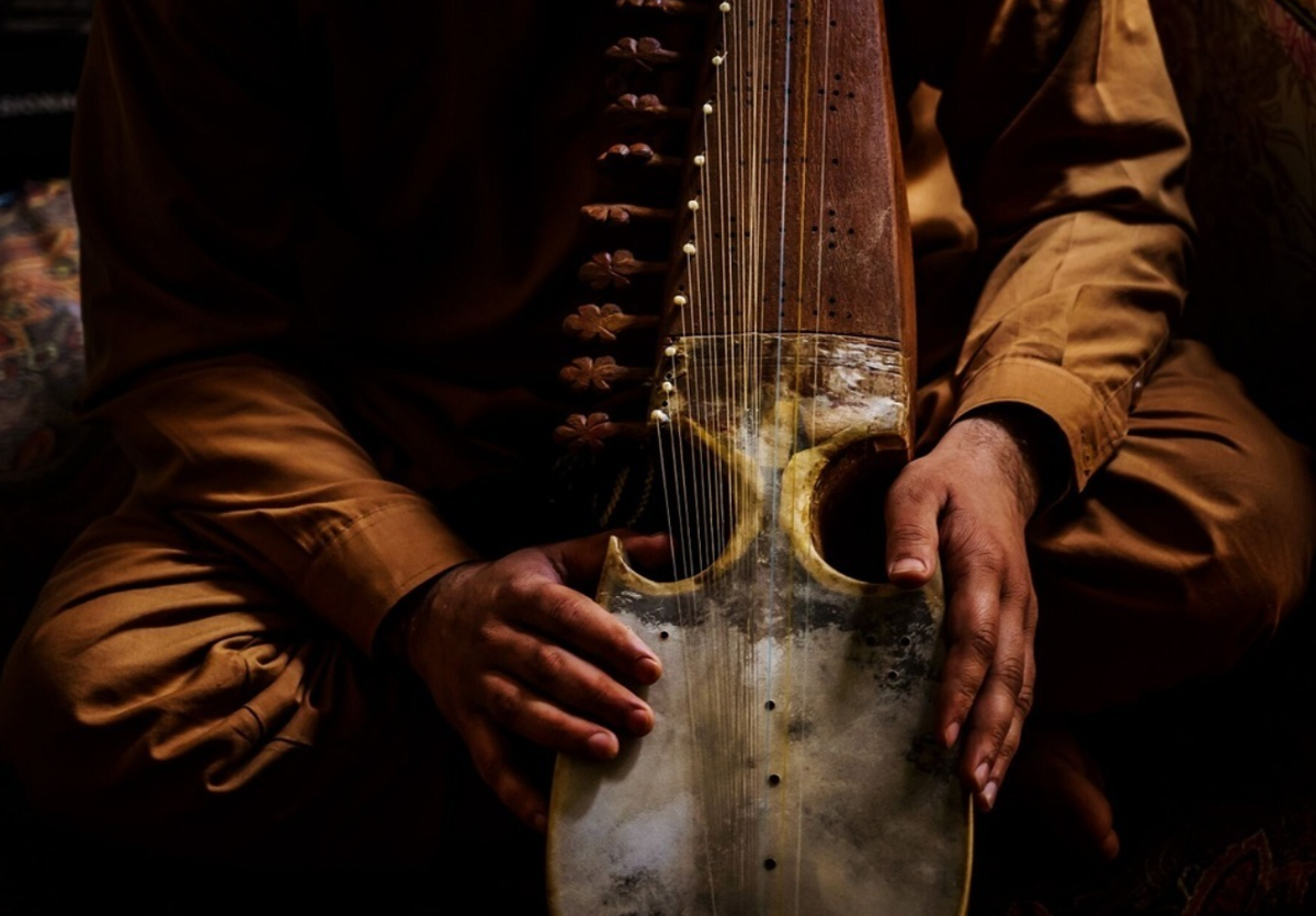 فیلم طالبان که با تبر آلات موسیقی را نابود کرد