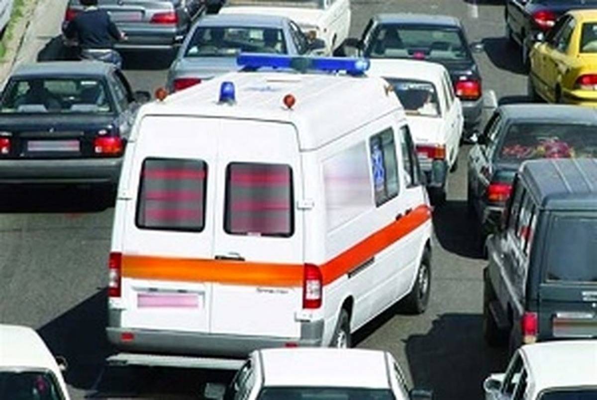 تردد معلمان با آمبولانس خصوصی در ترافیک تهران!