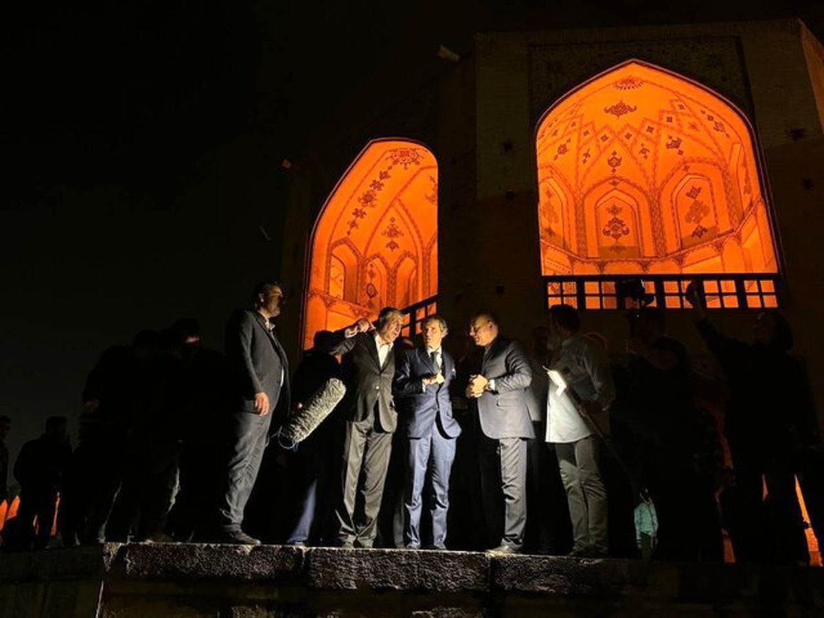گردش گروسی و اسلامی در پل خواجو اصفهان