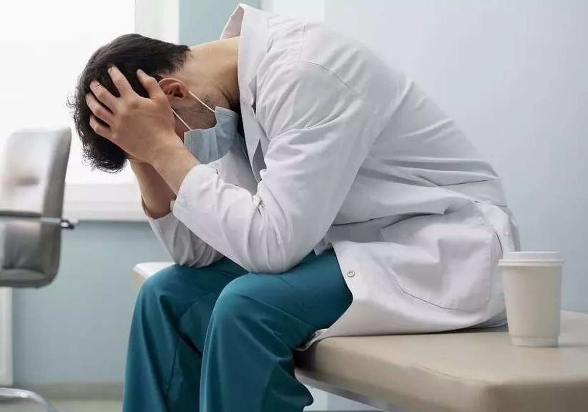 رئیس سازمان نظام پزشکی: فشار کاری زیاد نقش مهمی در خودکشی پزشکان دارد