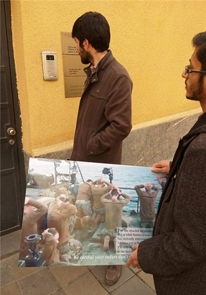 خودسرها تابلوی سربازان آمریکایی را بر دیوار سفارت سوئیس زدند! خودسرها تابلوی سربازان آمریکایی را بر دیوار سفارت سوئیس زدند!