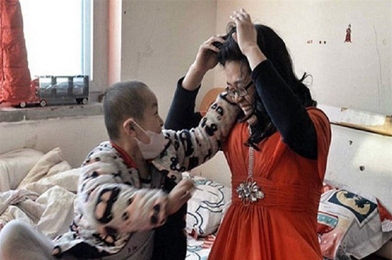 گدایی پدر با لباس زنانه به خاطر فرزندش! (تصاویر)