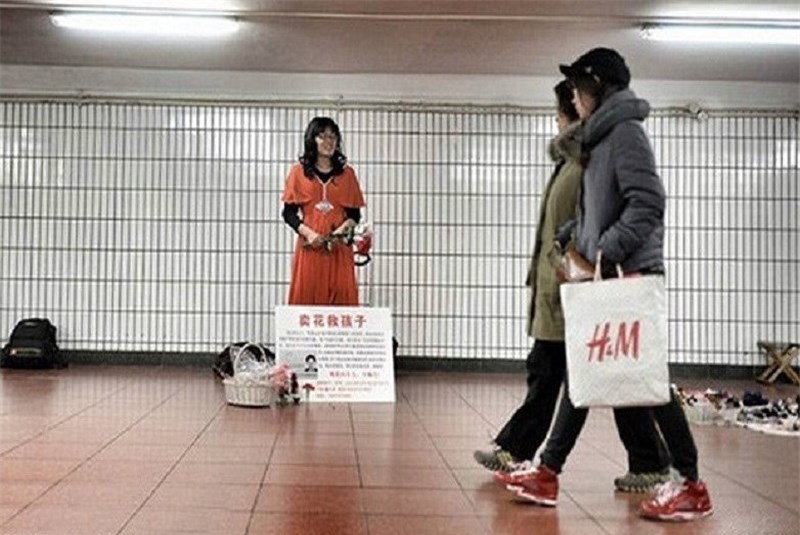 گدایی پدر با لباس زنانه به خاطر فرزندش! (تصاویر)