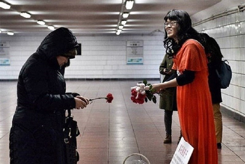 گدایی پدر با لباس زنانه به خاطر فرزندش! (تصاویر)