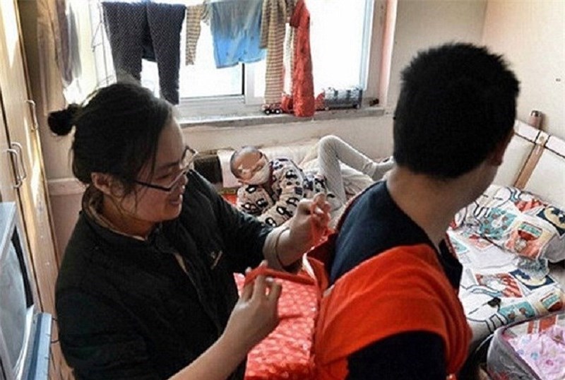 گدایی پدر با لباس زنانه به خاطر فرزندش! (تصاویر)