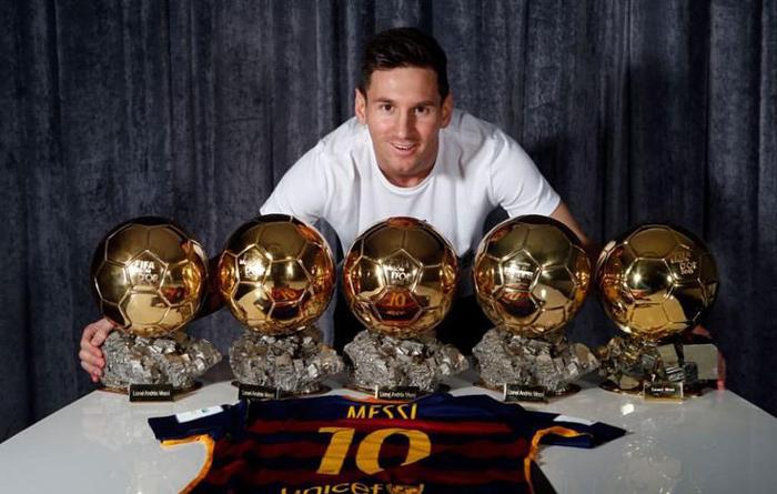 مسی با توپ طلا به نیوکمپ رفت (تصاویر) مسی با توپ طلا به نیوکمپ رفت (تصاویر)