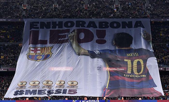 مسی با توپ طلا به نیوکمپ رفت (تصاویر) مسی با توپ طلا به نیوکمپ رفت (تصاویر)