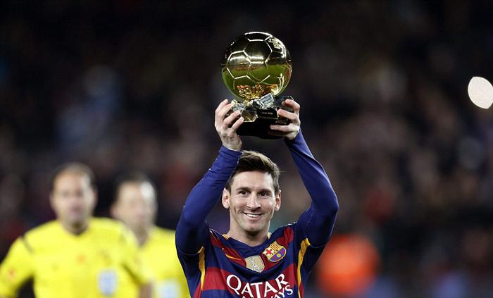 مسی با توپ طلا به نیوکمپ رفت (تصاویر) مسی با توپ طلا به نیوکمپ رفت (تصاویر)