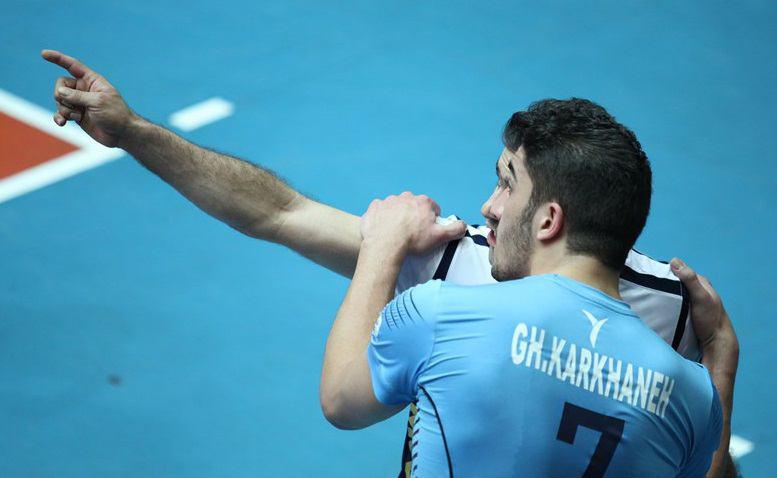 چه کسی در والیبال چاقو نشان داد؟ (عکس)